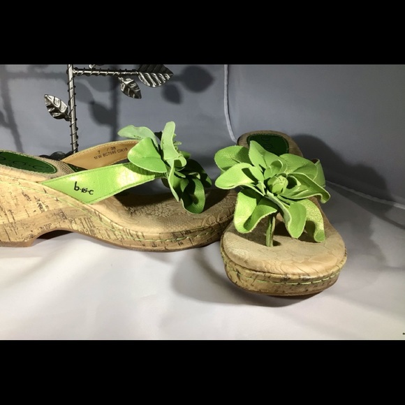 BOC wedge with bright green flowers EUC - Picture 11 of 16